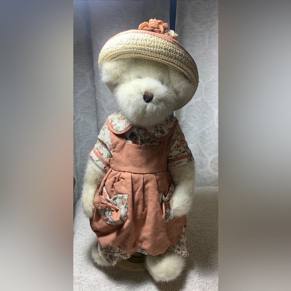Boyd’s Bear - Mrs.Potter: 1988-2002 collectible adorable white bear.